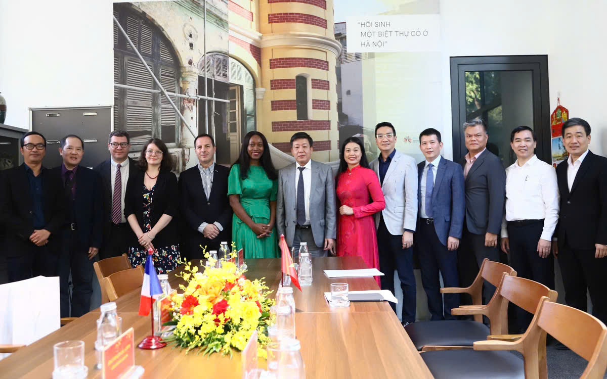 Phó Chủ tịch Thường trực UBND Thành phố Dương Đức Tuấn chụp ảnh lưu niệm cùng Đoàn đại biểu Vùng Ile-de-France, Pháp