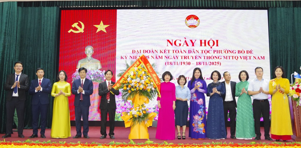 Jublande nationell enhetsdag i Bo De-distriktet - Foto 2. Tưng bừng Ngày hội Đại đoàn kết toàn dân tộc tại phường Bồ Đề- Ảnh 2.
