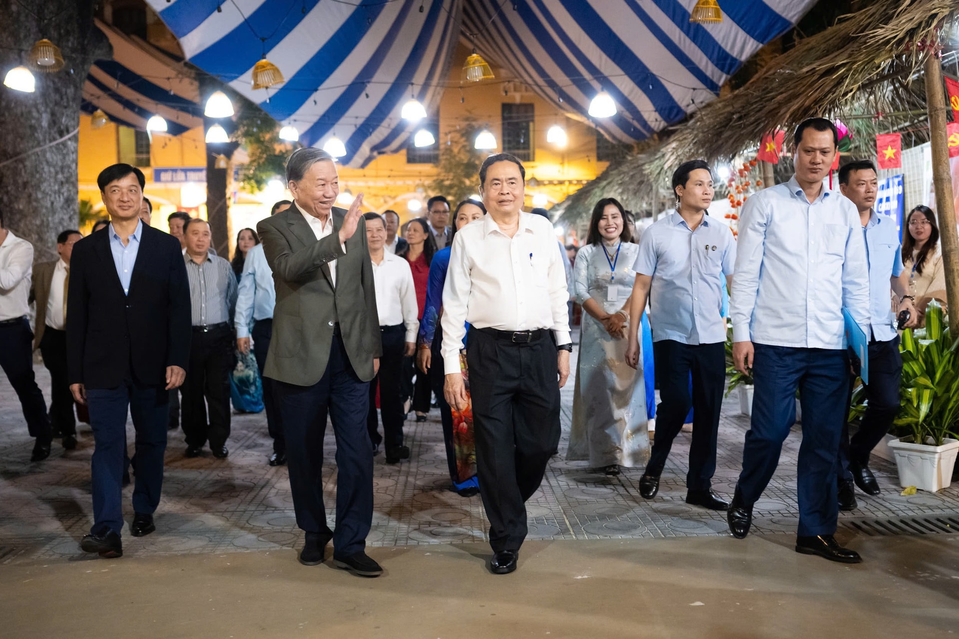 Party Chief To Lam attends Great National Solidarity Day in Ba Dinh Ward- Ảnh 1.