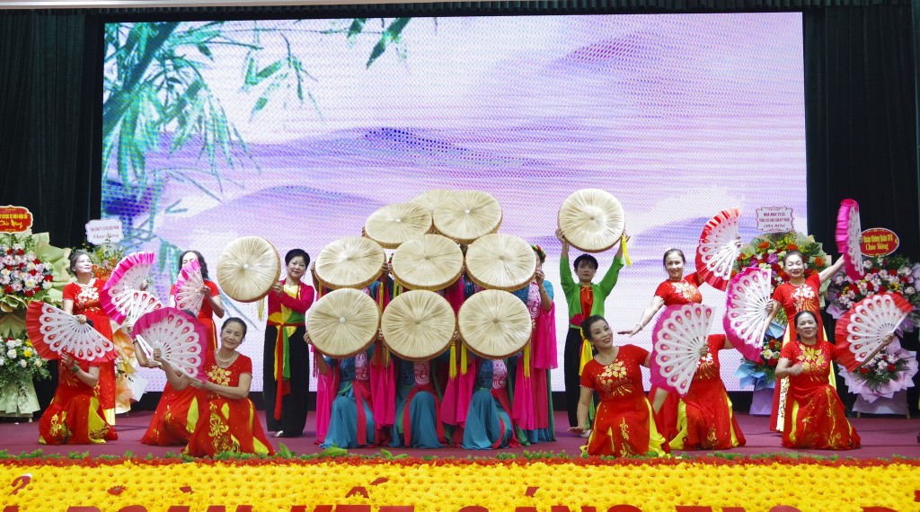 Jublande nationell enhetsdag i Bo De-distriktet - Foto 1. Tưng bừng Ngày hội Đại đoàn kết toàn dân tộc tại phường Bồ Đề- Ảnh 1.