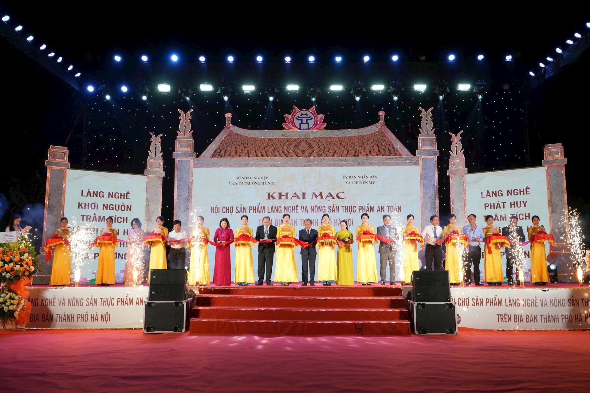 Sôi nổi các hoạt động tại Hội chợ sản phẩm làng nghề và nông sản thực phẩm an toàn năm 2025- Ảnh 1.