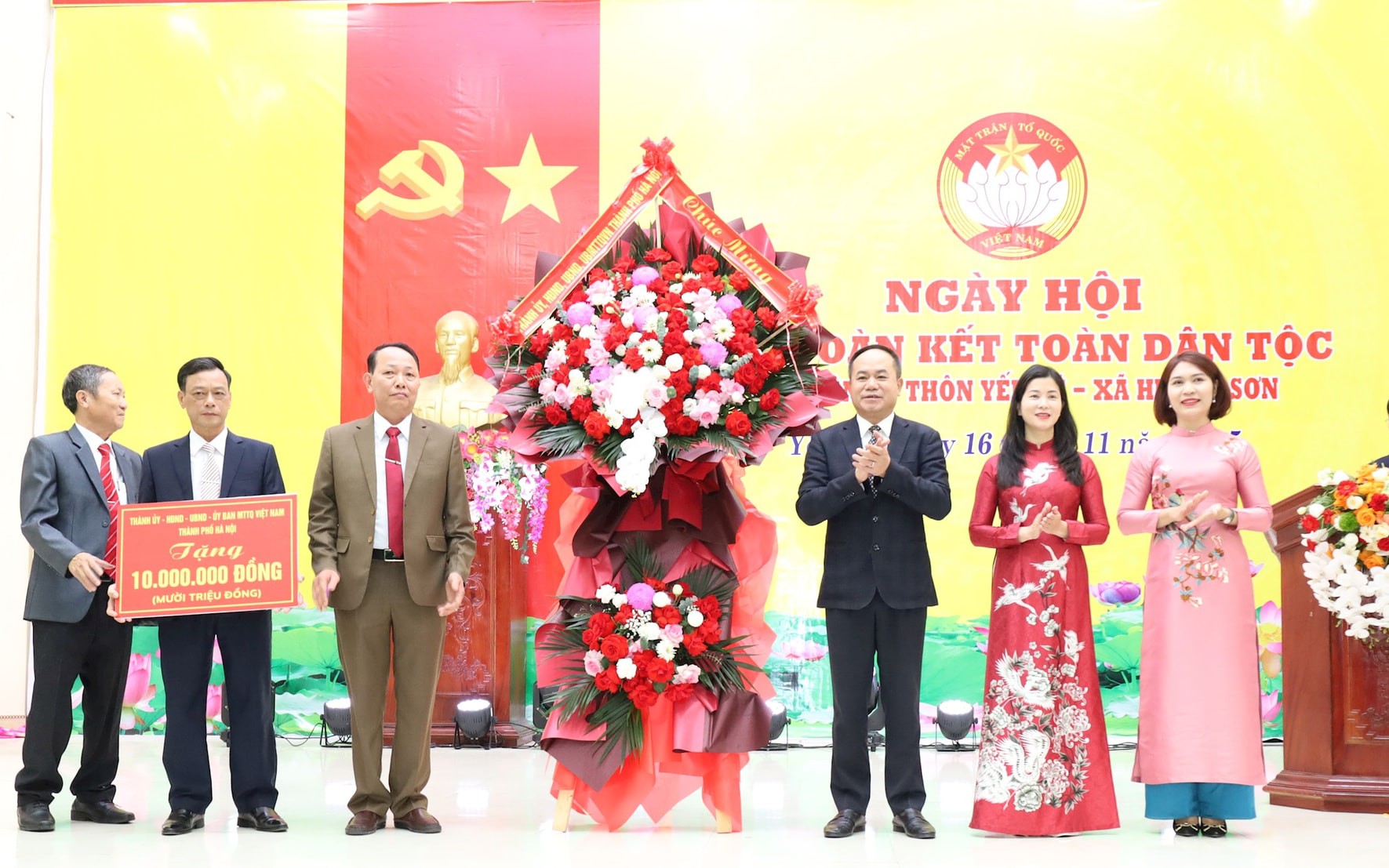 Trung tướng Nguyễn Thanh Tùng trao hoa và quà của Thành phố tặng Nhân dân thôn Yến Vỹ (xã Hương Sơn) tại Ngày hội Đại đoàn kết toàn dân.