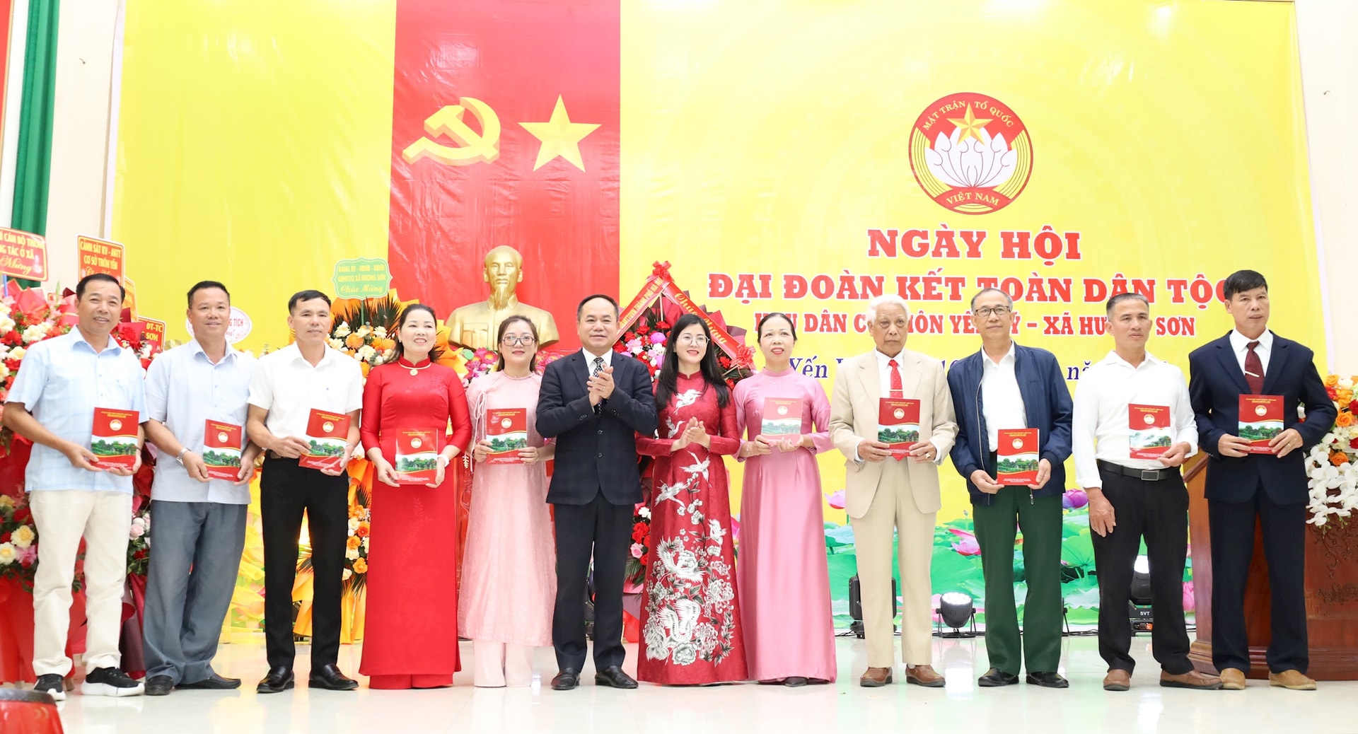 Lt. Gen. Nguyen Thanh Tung celebrates National Solidarity Day with residents of Yen Vy- Ảnh 2.