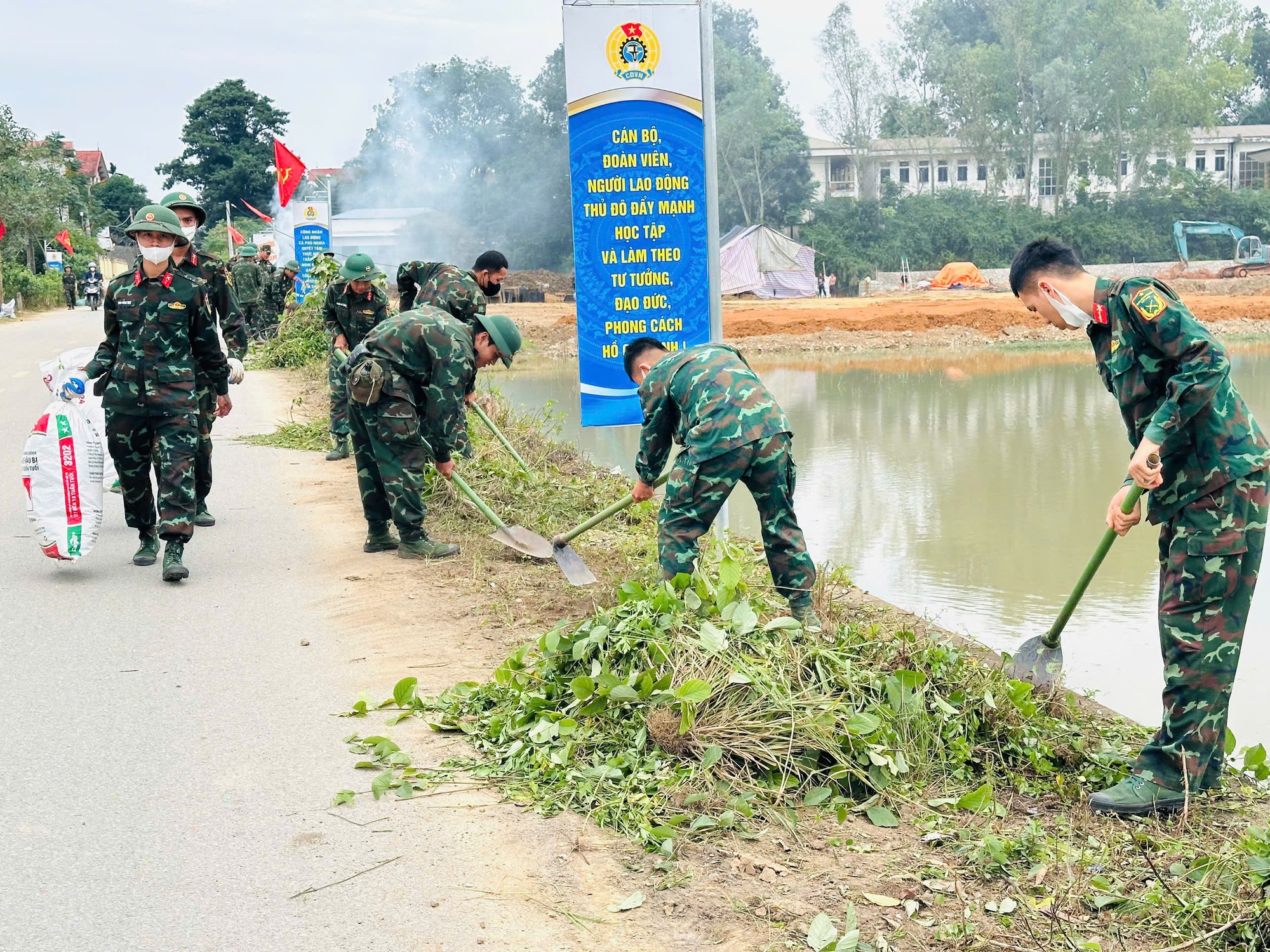 ឃុំ Phu Nghia ផ្សព្វផ្សាយស្មារតី រួមដៃគ្នាការពារបរិស្ថាន - រូបថត ៤. Xã Phú Nghĩa lan tỏa tinh thần chung tay bảo vệ môi trường- Ảnh 4.