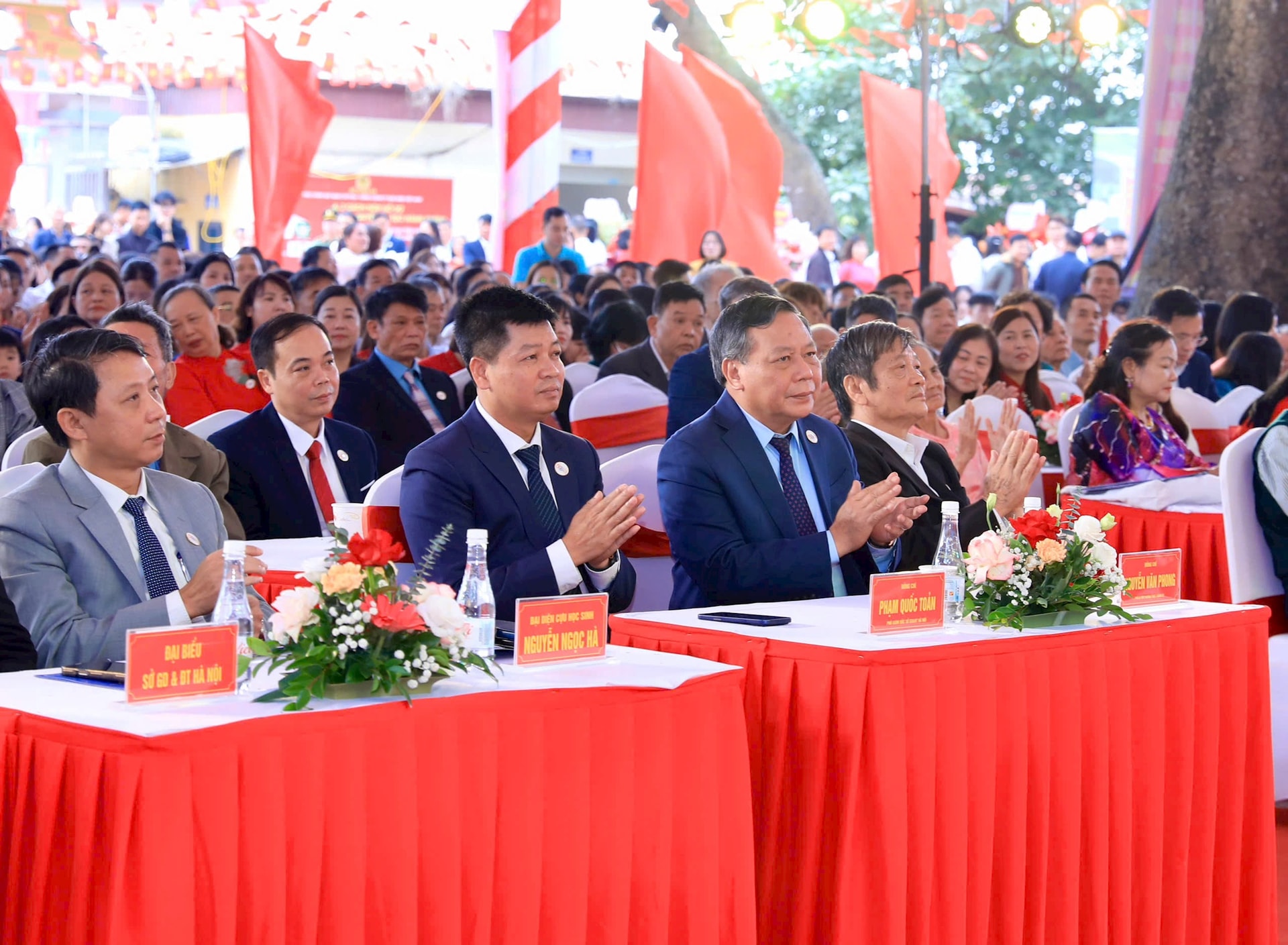 Trường THPT Đồng Quan kỷ niệm 50 năm, đón nhận Cờ thi đua của Thành phố- Ảnh 1.