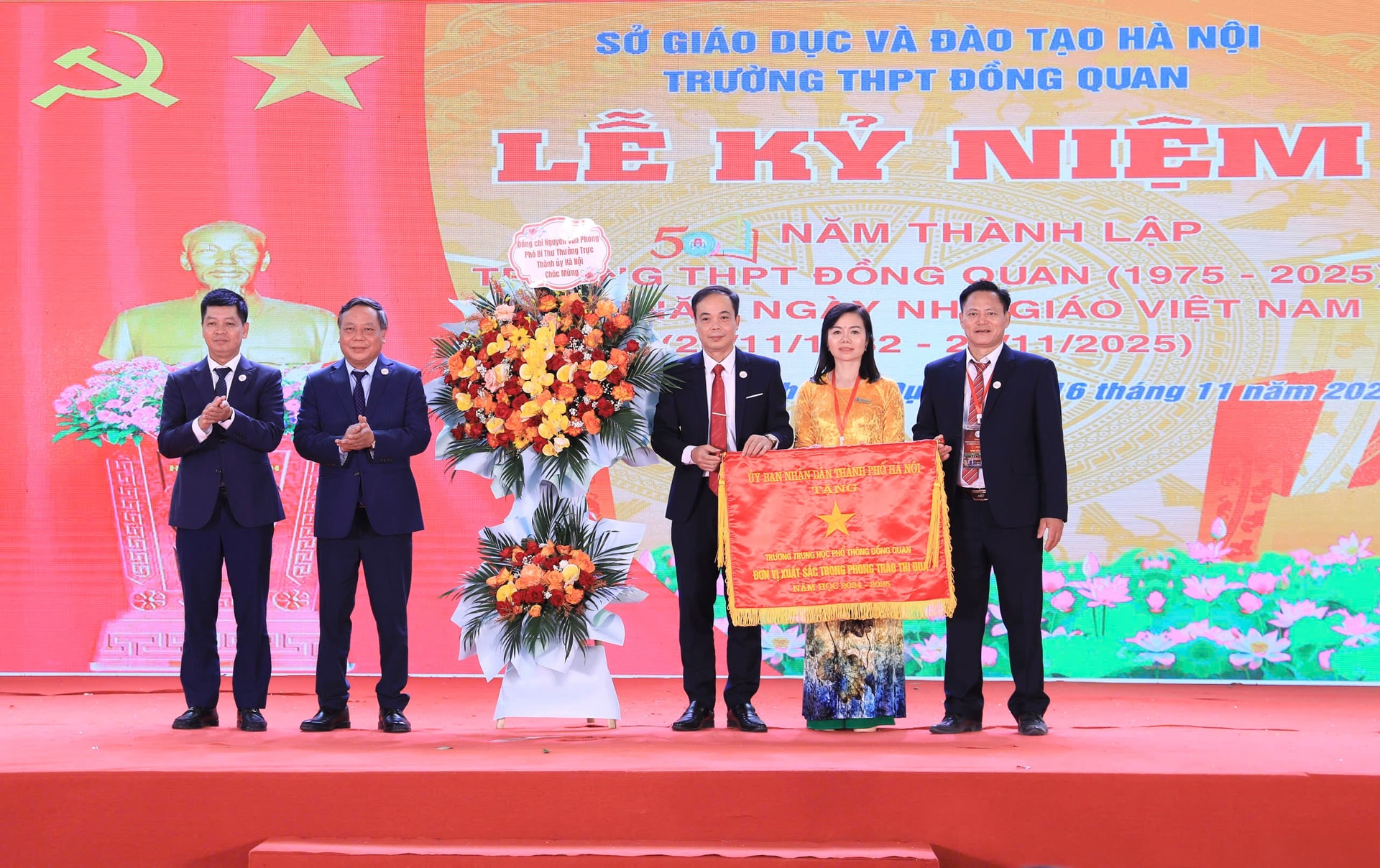 Trường THPT Đồng Quan kỷ niệm 50 năm, đón nhận Cờ thi đua của Thành phố- Ảnh 2.