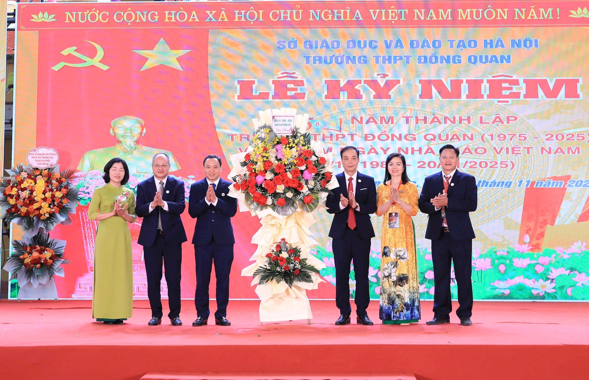 Trường THPT Đồng Quan kỷ niệm 50 năm, đón nhận Cờ thi đua của Thành phố- Ảnh 4.