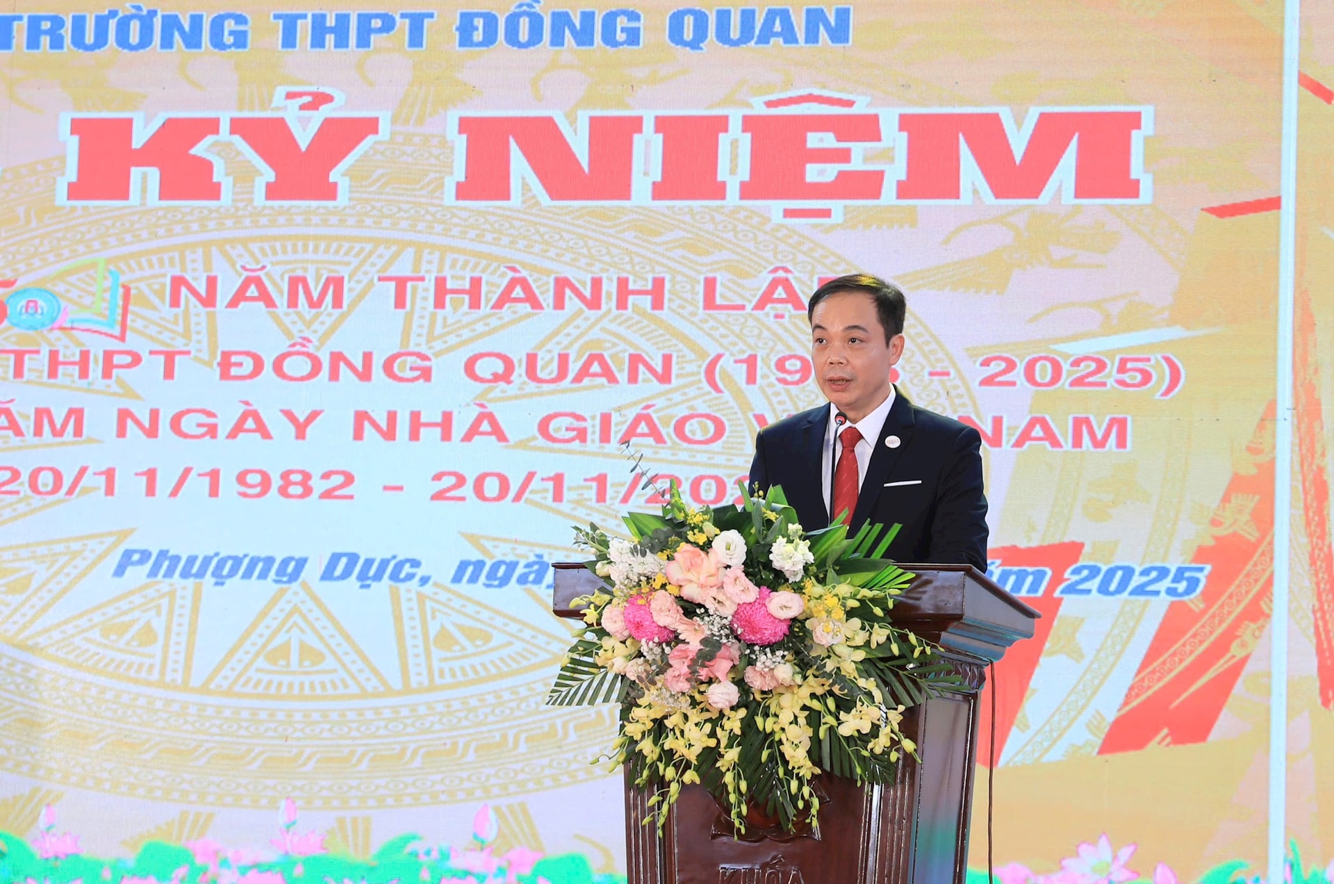 Trường THPT Đồng Quan kỷ niệm 50 năm, đón nhận Cờ thi đua của Thành phố- Ảnh 3.