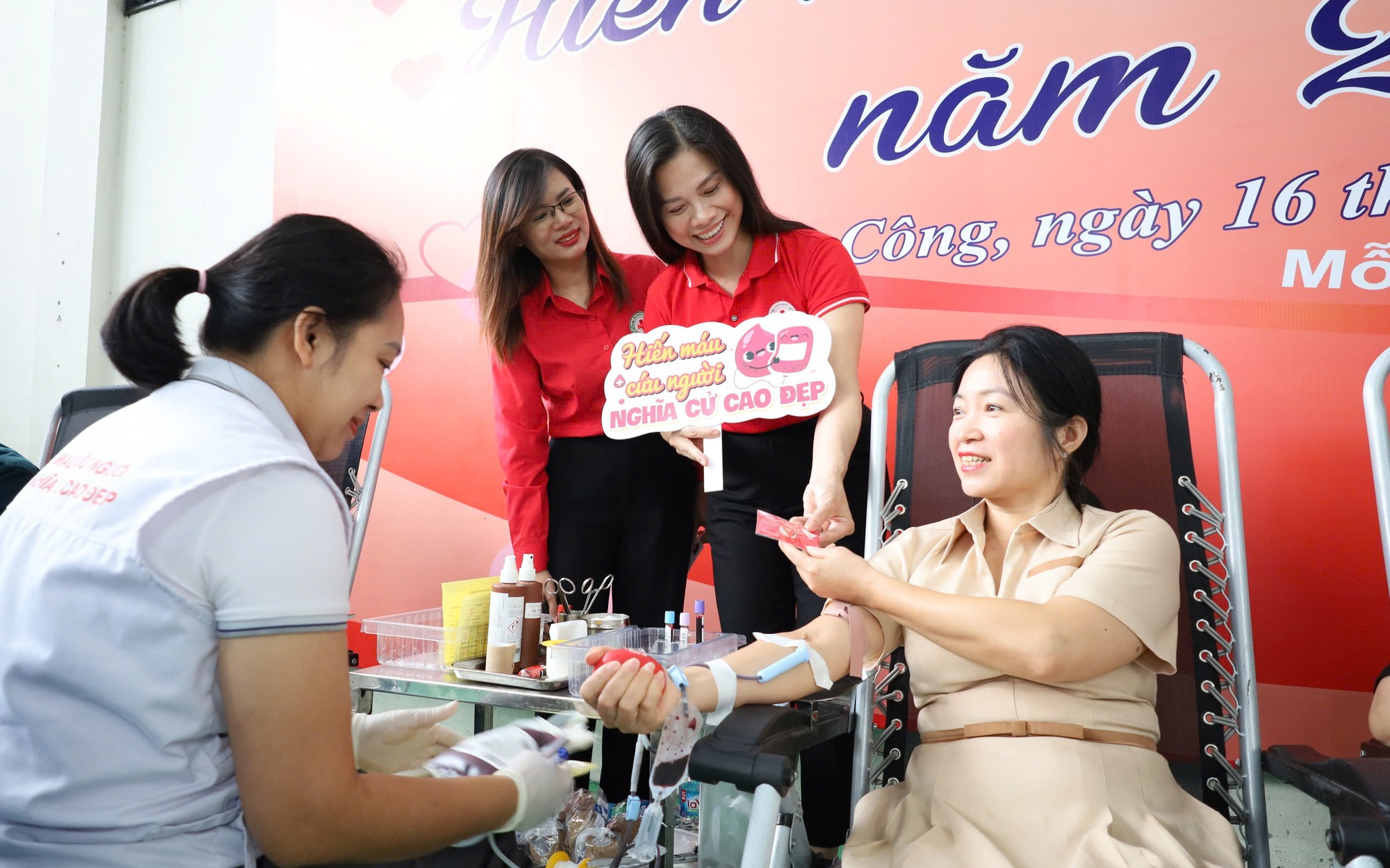 អនុប្រធានគណៈកម្មាធិការប្រជាជនវួដ Dinh Cong លោកស្រី Nguyen Thi Thu Huong បានប្រគល់ផ្លាកសញ្ញាប្រភេទឈាមដល់អ្នកបរិច្ចាគឈាមក្នុងពិធីបុណ្យនេះ។ Phó Chủ tịch UBND phường Định Công Nguyễn Thị Thu Hương trao huy hiệu nhóm máu cho người tham gia hiến máu tại Ngày hội