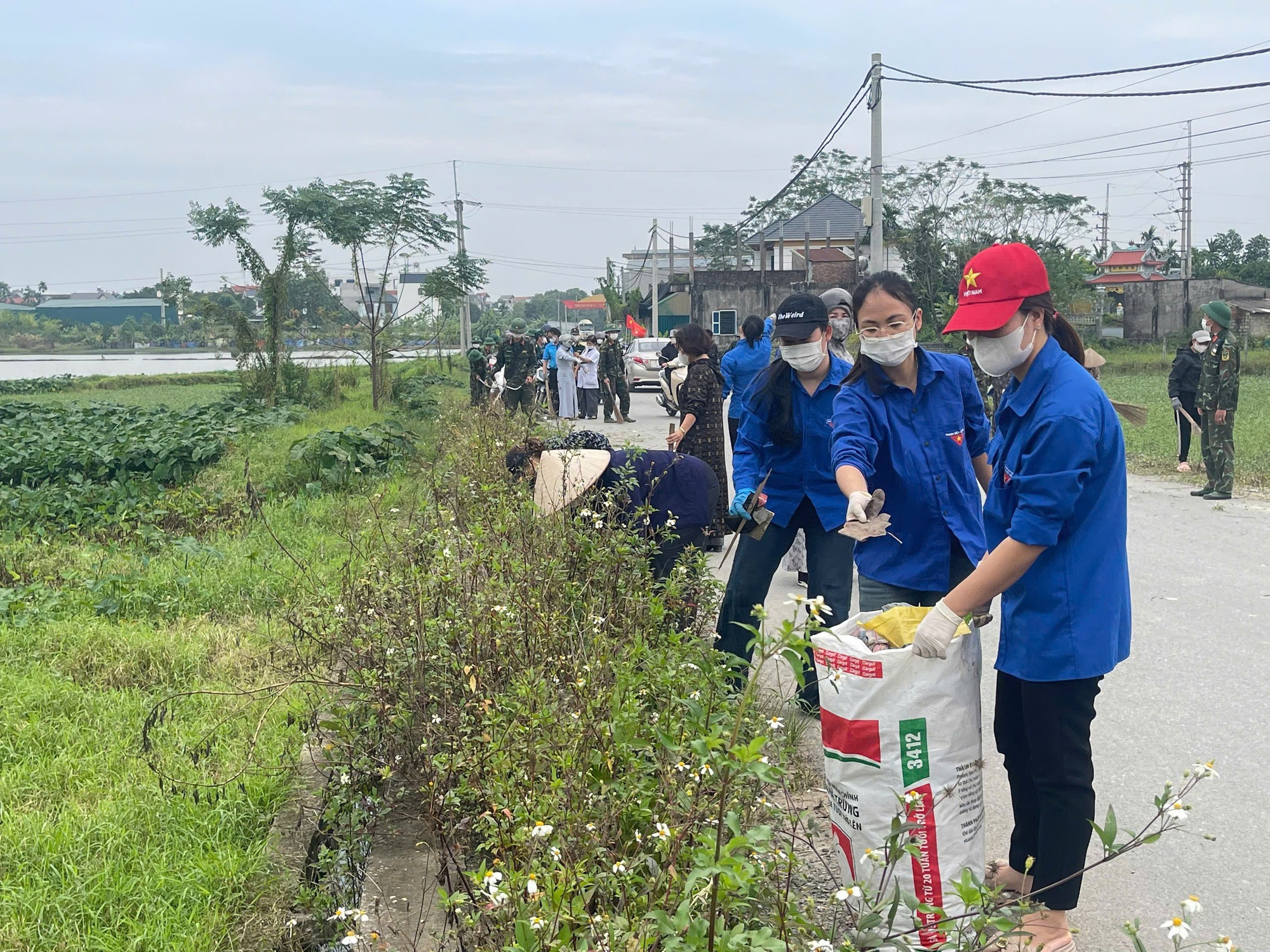ឃុំ Phu Nghia ផ្សព្វផ្សាយស្មារតី រួមដៃគ្នាការពារបរិស្ថាន - រូបថត ៥. Xã Phú Nghĩa lan tỏa tinh thần chung tay bảo vệ môi trường- Ảnh 5.