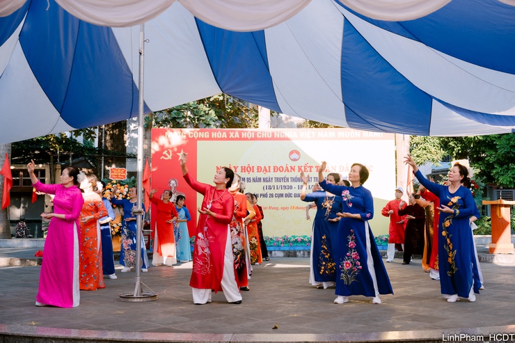 Hanoi highlights unity and progress at vibrant community festival in Viet Hung Ward- Ảnh 1.