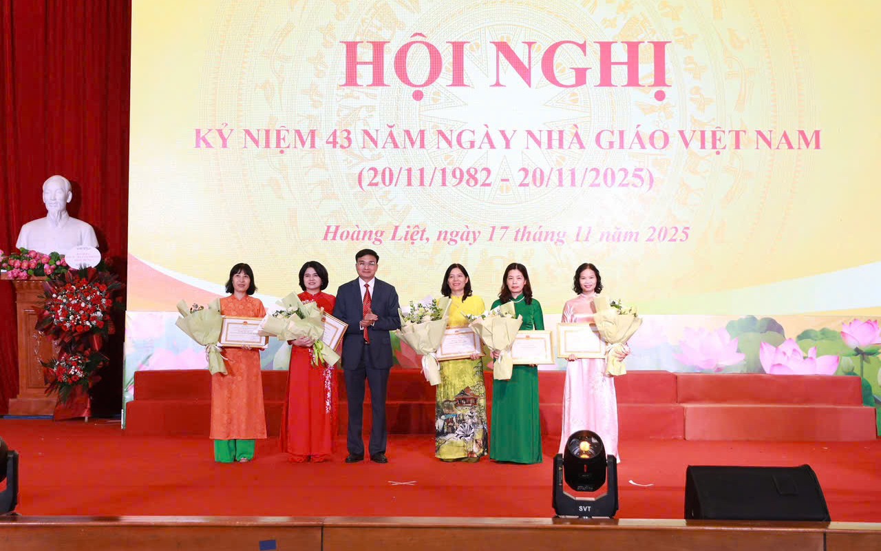 Секретарь партии и председатель Народного совета округа Хоанг Лиет Нгуен Чыонг Шон вручил Почетные грамоты подразделениям, заявившим о выдающихся достижениях в соревновательном движении. Bí thư Đảng ủy Chủ tịch HĐND phường Hoàng Liệt Nguyễn Trường Sơn trao Bằng khen cho các đơn vị đạt thành tích xuất sắc trong phong trào thi đua