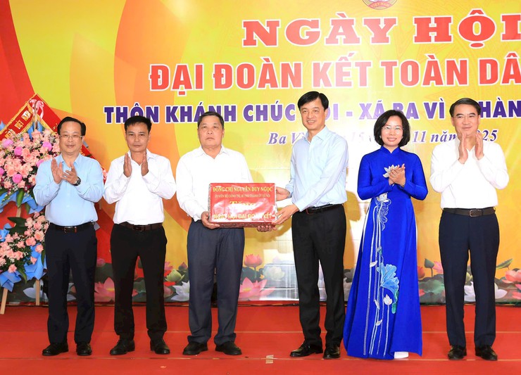 Hanoi party chief joins unity festival with strong community achievements celebrated- Ảnh 3.