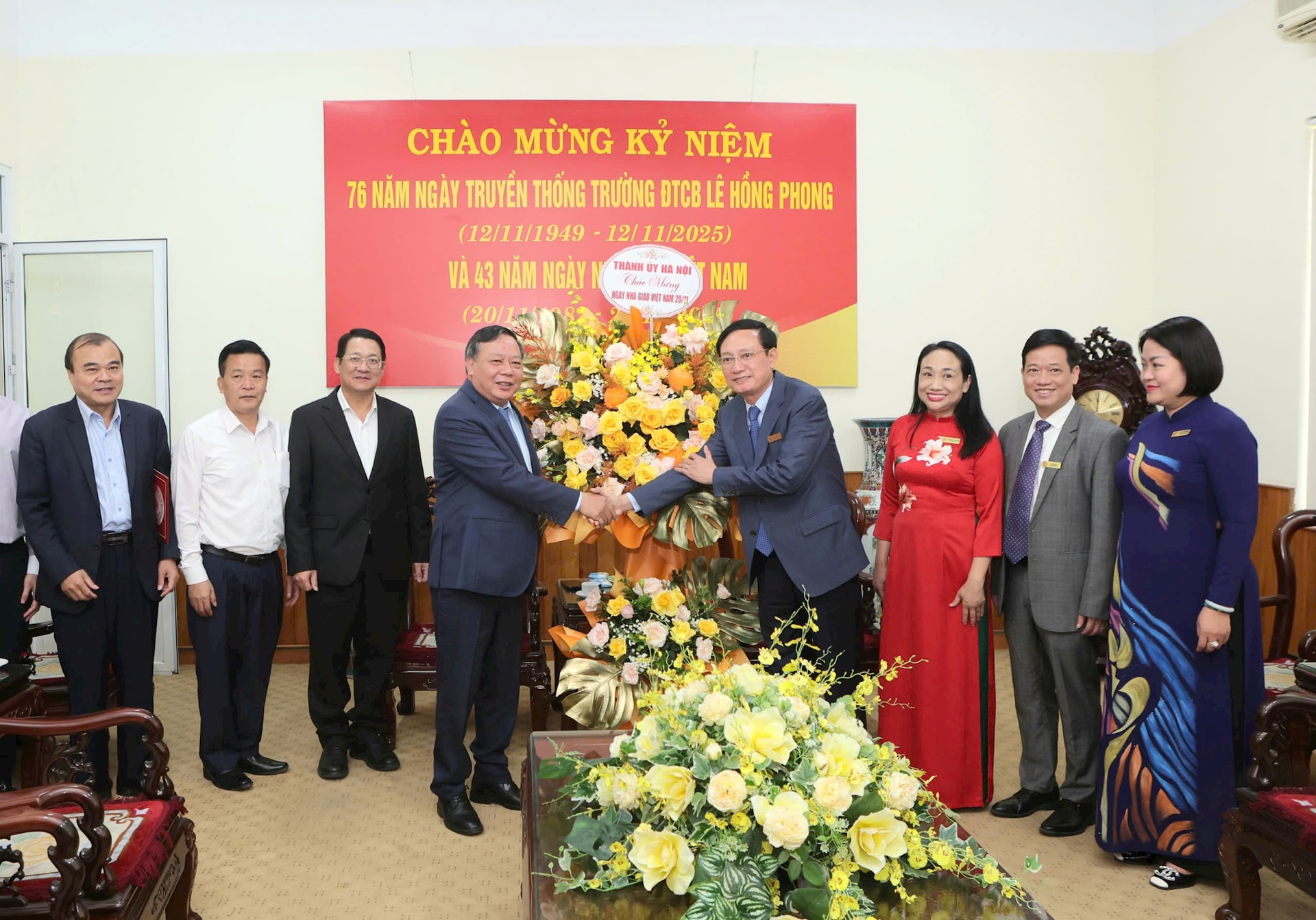 Phó Bí thư Thường trực Thành ủy Nguyễn Văn Phong chúc mừng Ngày Nhà giáo Việt Nam- Ảnh 3.