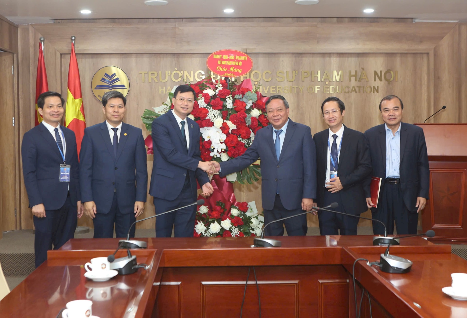 Phó Bí thư Thường trực Thành ủy Nguyễn Văn Phong chúc mừng Ngày Nhà giáo Việt Nam- Ảnh 2.