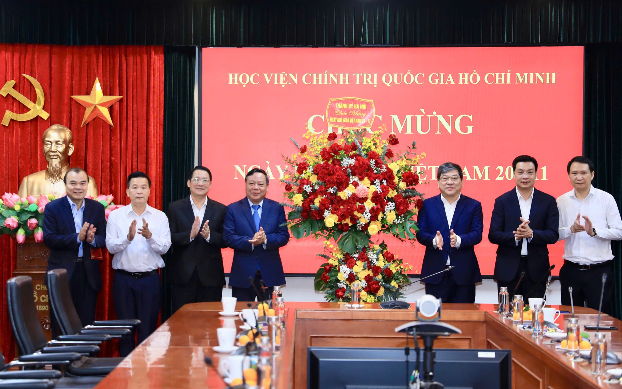 Phó Bí thư Thường trực Thành ủy Hà Nội Nguyễn Văn Phong tặng hoa chúc mừng Học viện Chính trị quốc gia Hồ Chí Minh