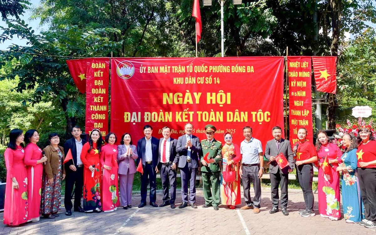 Lãnh đạo phường Đống Đa dự và chung vui tại “Ngày hội đại đoàn kết toàn dân tộc” tại nhiều khu dân cư trên địa bàn phường.