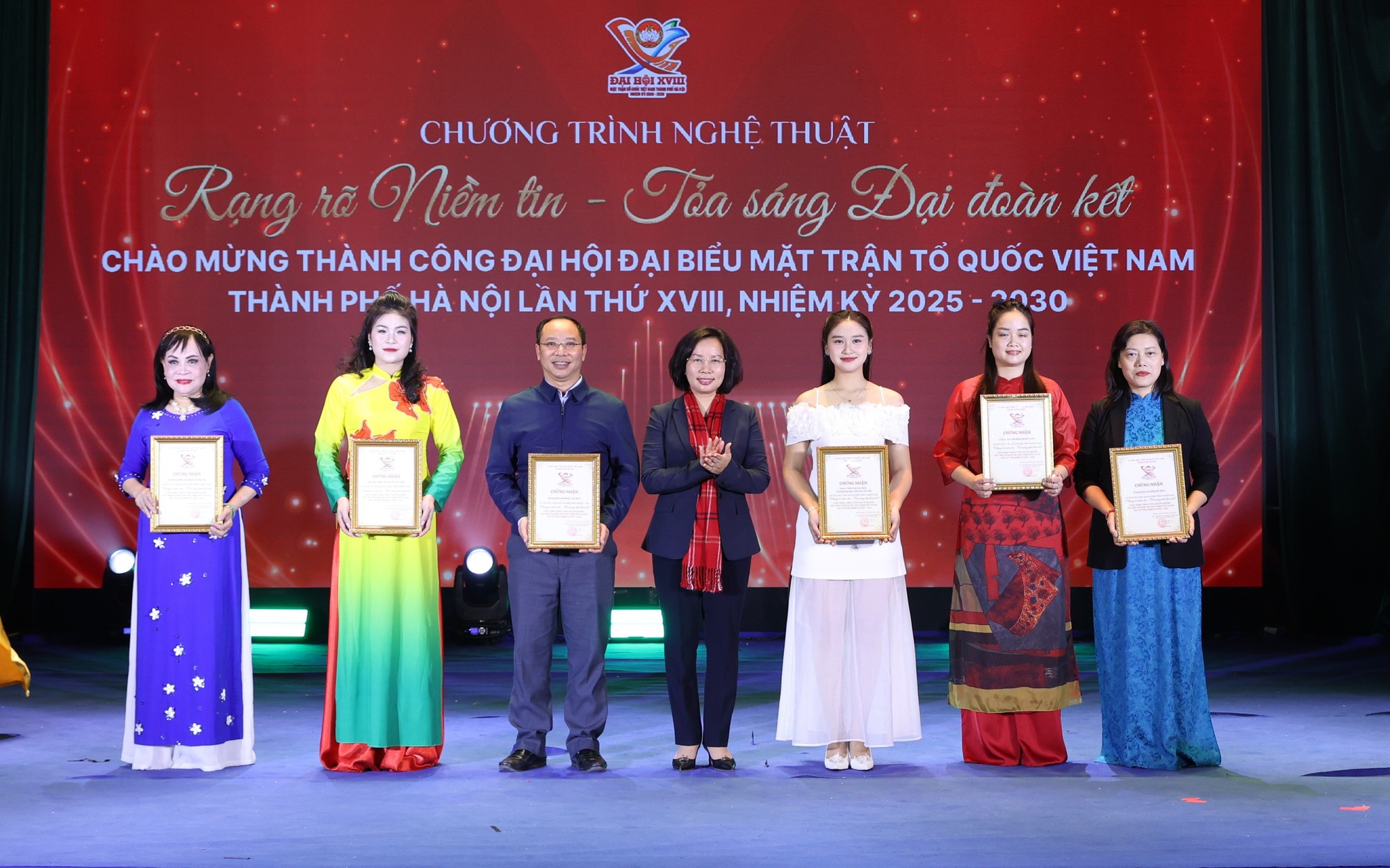 Chủ tịch Ủy ban MTTQ Việt Nam thành phố Hà Nội Bùi Huyền Mai trao Giấy chứng nhận cho các đơn vị tham gia Chương trình.