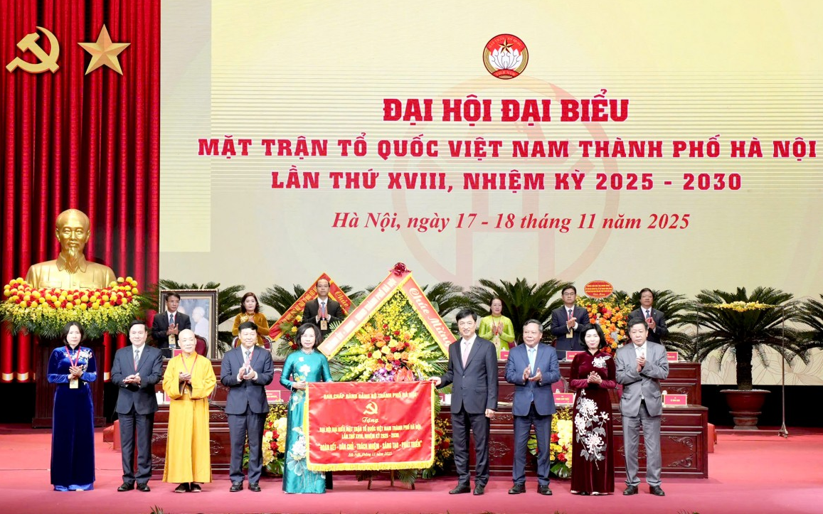 Ủy viên Bộ Chính trị, Bí thư Thành ủy Hà Nội Nguyễn Duy Ngọc và các đồng chí lãnh đạo Thành phố tặng bức trướng chúc mừng Đại hội.