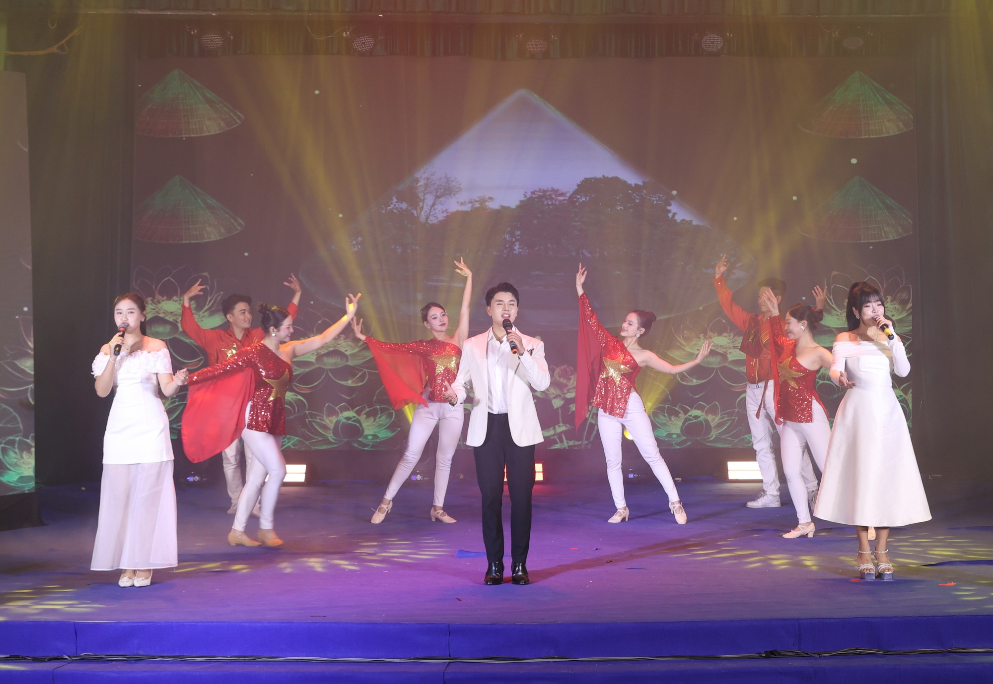 Đặc sắc Chương trình nghệ thuật “Rạng rỡ niềm tin - Tỏa sáng đại đoàn kết”- Ảnh 7.