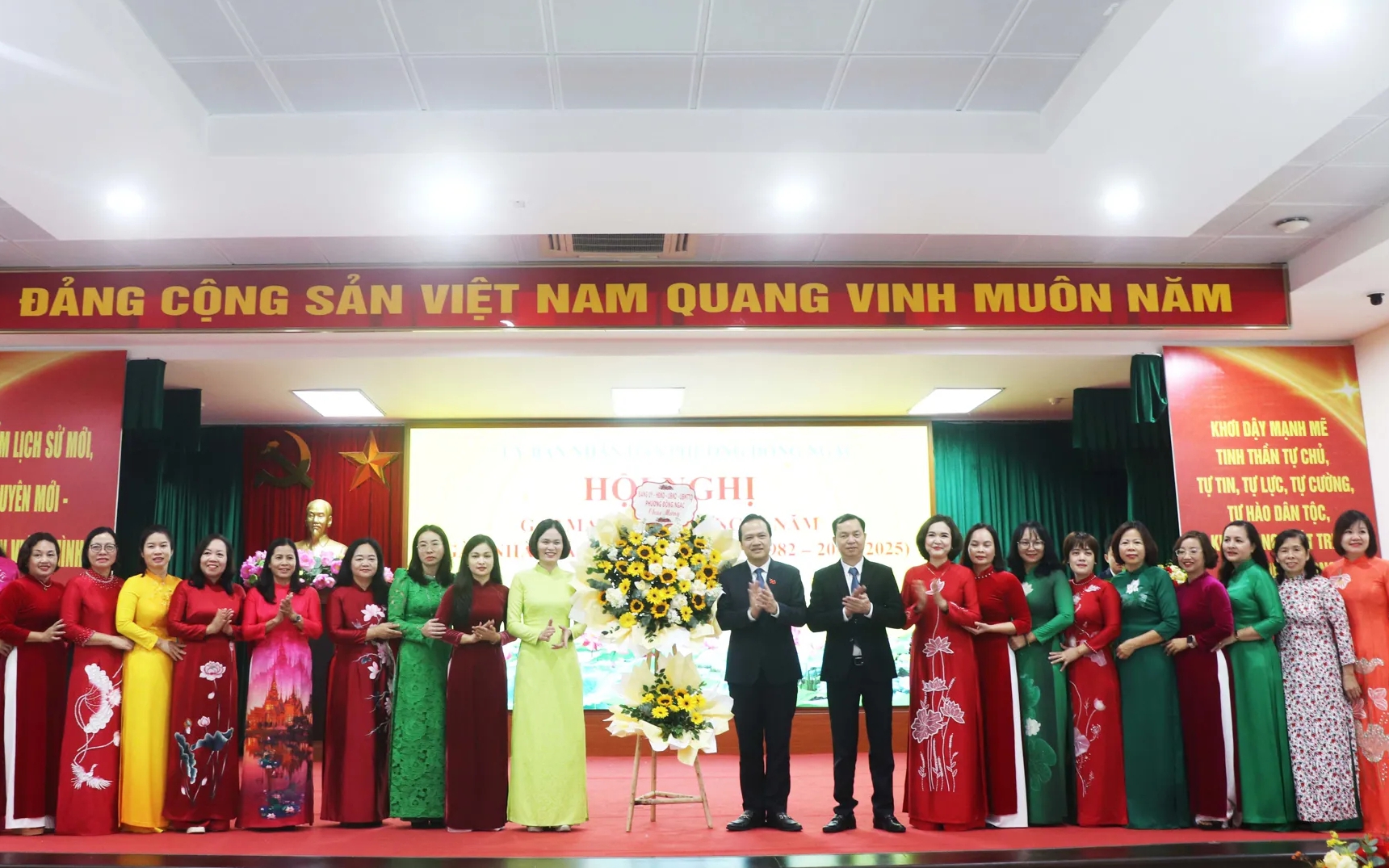 Os líderes do distrito de Dong Ngac ofereceram flores para parabenizar o Departamento de Educação e Treinamento do distrito. Lãnh đạo phường Đông Ngạc tặng hoa chúc mừng ngành GD&ĐT phường