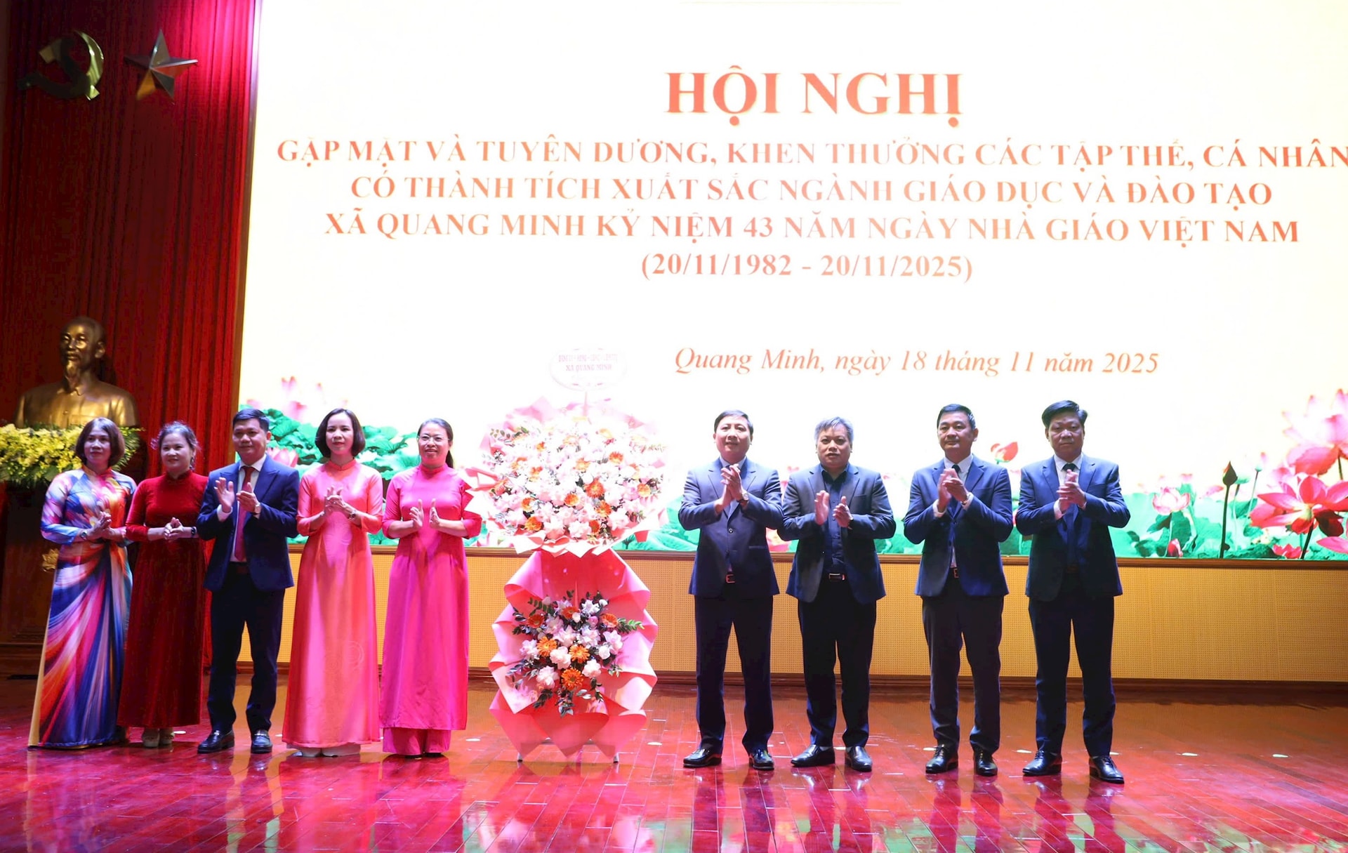 A comuna de Quang Minh homenageia coletivos e indivíduos no Dia dos Professores do Vietnã - Foto 1. Xã Quang Minh tuyên dương các tập thể, cá nhân nhân Ngày Nhà giáo Việt Nam- Ảnh 1.