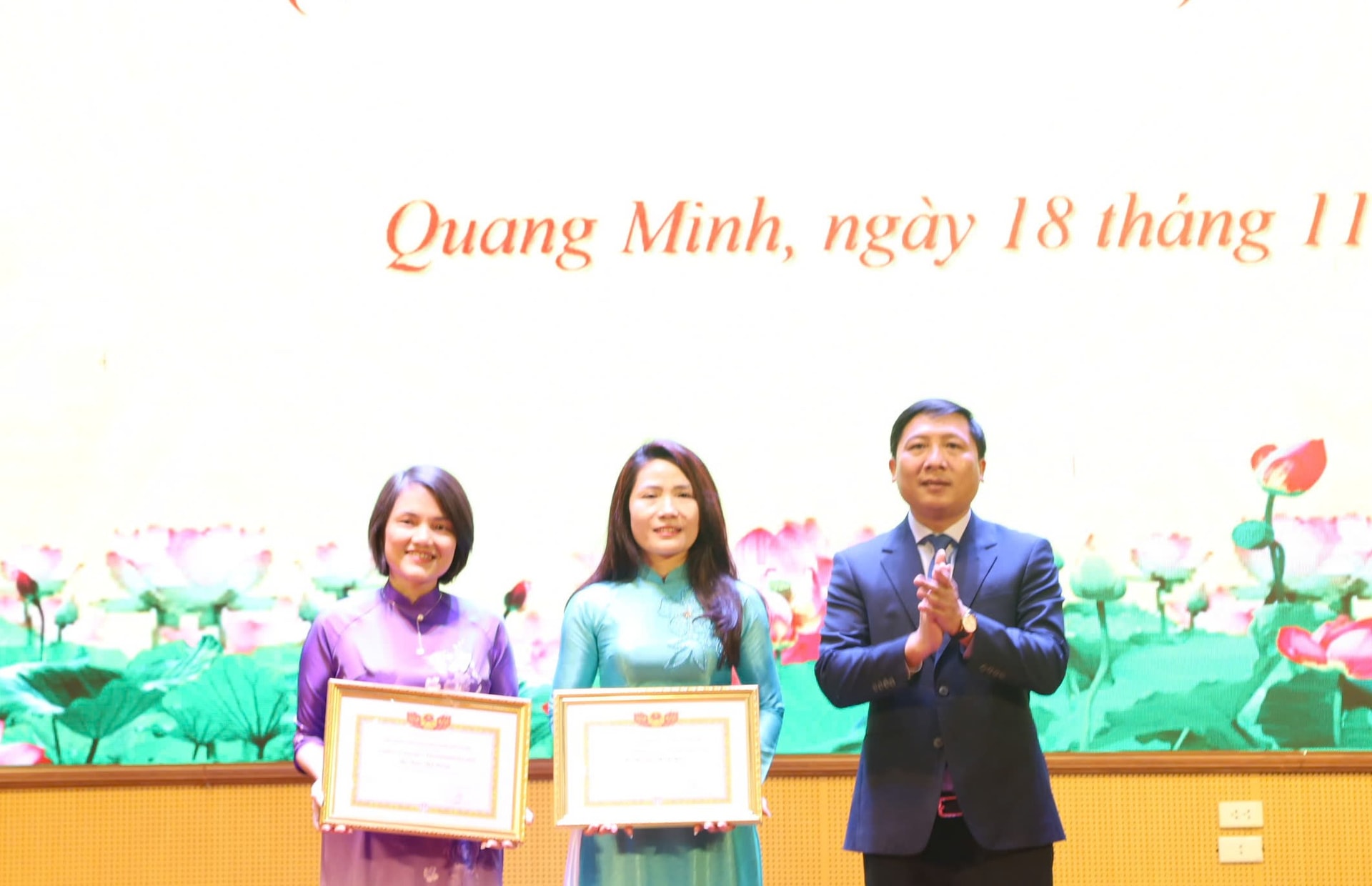 A comuna de Quang Minh homenageia coletivos e indivíduos no Dia dos Professores do Vietnã - Foto 2. Xã Quang Minh tuyên dương các tập thể, cá nhân nhân Ngày Nhà giáo Việt Nam- Ảnh 2.