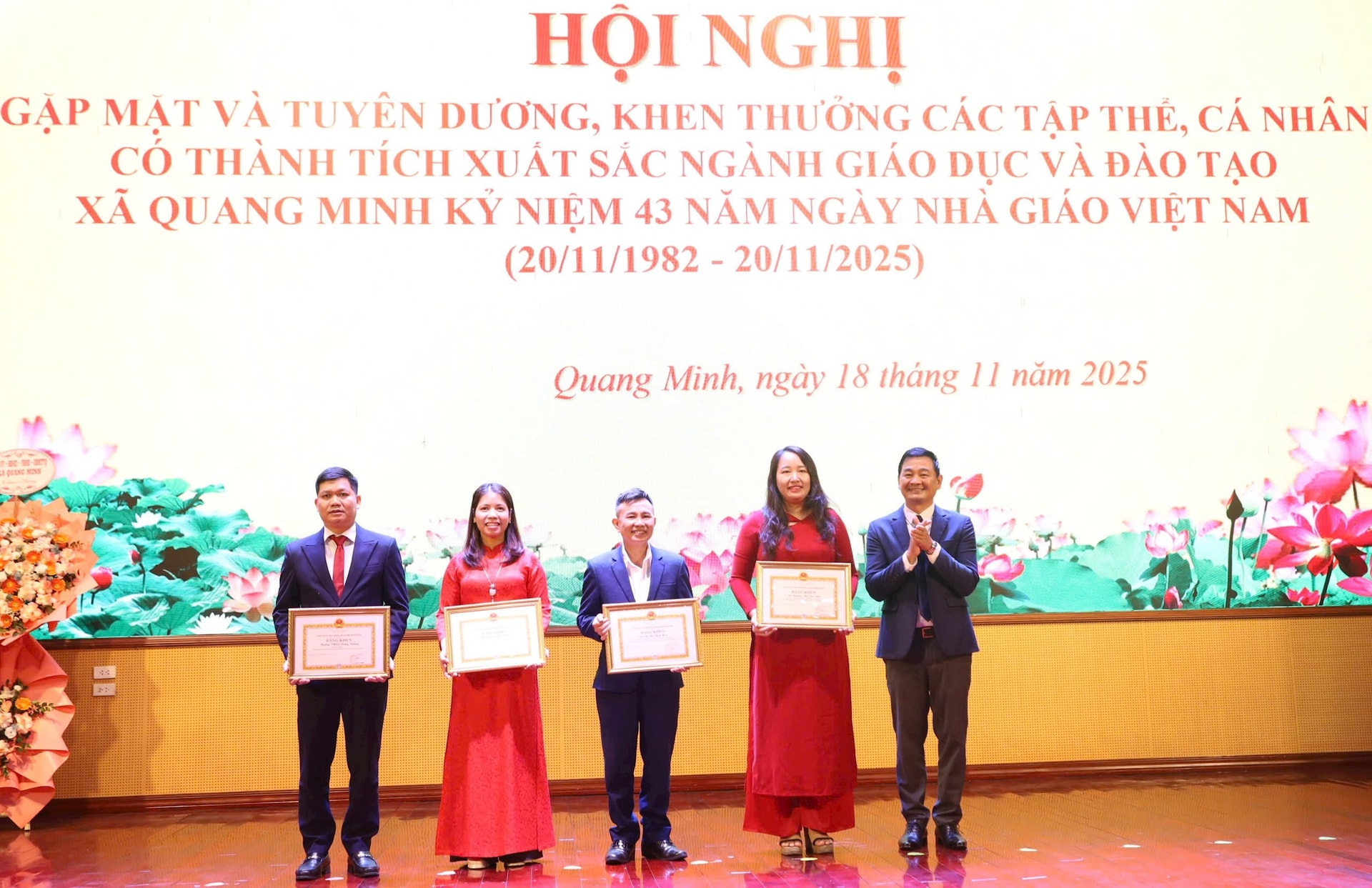 A comuna de Quang Minh homenageia coletivos e indivíduos no Dia dos Professores do Vietnã - Foto 3. Xã Quang Minh tuyên dương các tập thể, cá nhân nhân Ngày Nhà giáo Việt Nam- Ảnh 3.