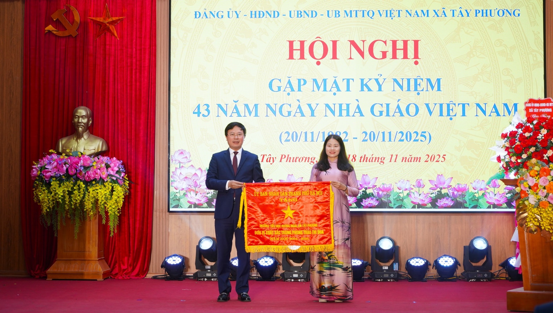 کمون تای فونگ چهل و سومین سالگرد روز معلم ویتنامی را جشن میگیرد - عکس ۱. Xã Tây Phương kỷ niệm 43 năm Ngày Nhà giáo Việt Nam- Ảnh 1.