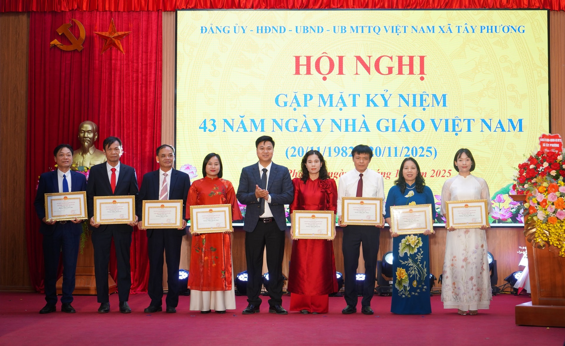 کمون تای فونگ چهل و سومین سالگرد روز معلم ویتنامی را جشن میگیرد - عکس ۶. Xã Tây Phương kỷ niệm 43 năm Ngày Nhà giáo Việt Nam- Ảnh 6.