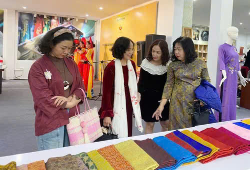 Khai mạc Triển lãm chuyên đề ngành thêu ren, lụa, áo dài, túi vải 2025- Ảnh 5.