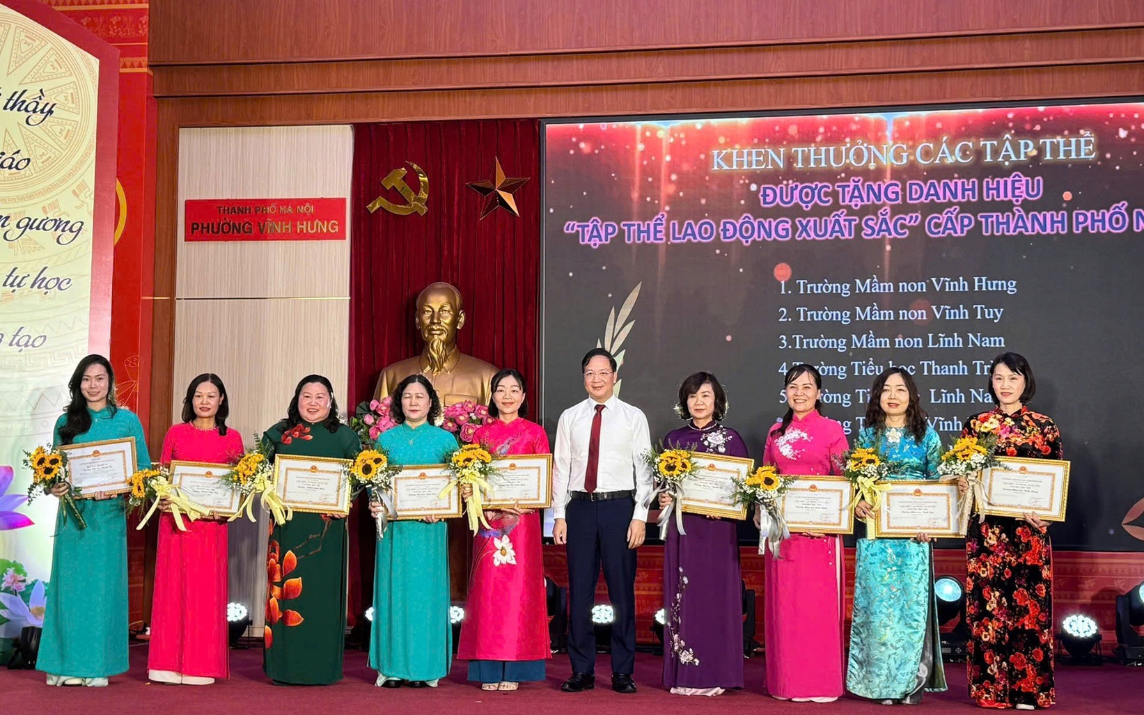 区人民評議会議長兼党書記のグエン・ドゥック・ズン氏は、2025年に市レベルで優秀労働者の称号を獲得した集団に賞を授与した。 Bí thư Đảng ủy, Chủ tịch HĐND phường Nguyễn Đức Dũng trao khen thưởng các tập thể đạt danh hiệu Lao động xuất sắc cấp Thành phố năm 2025