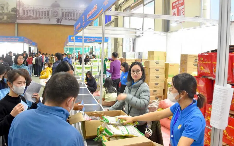 Công nhân lao động mua sắm hàng hóa tại Chợ Tết Công đoàn năm 2024.