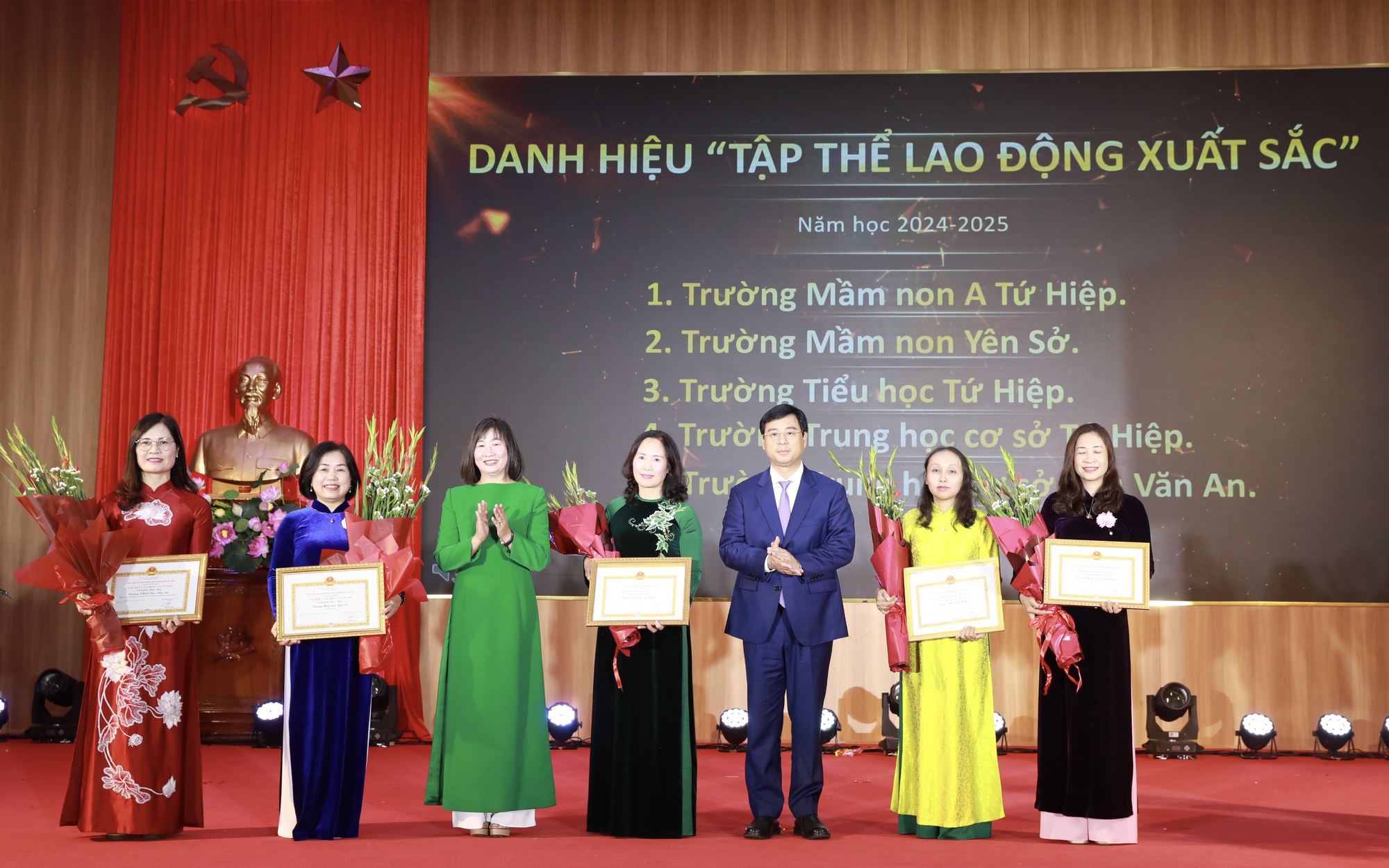 เลขาธิการพรรค ประธานสภาประชาชนเขตเยนโซเหงียนมิงห์ทัม มอบรางวัลให้กับกลุ่มแรงงานที่มีผลงานดีเด่น Bí thư Đảng ủy, Chủ tịch HĐND phường Yên Sở Nguyễn Minh Tâm trao khen thưởng các Tập thể Lao động xuất sắc