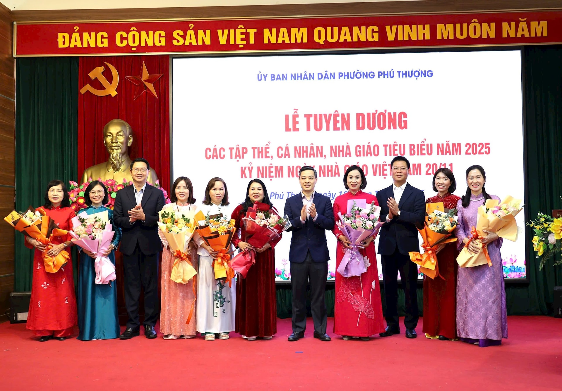 Phu Thuong Ward berömmer avancerade modeller och enastående lärare år 2025 - Foto 2. Phường Phú Thượng tuyên dương các điển hình tiên tiến, nhà giáo tiêu biểu năm 2025- Ảnh 2.