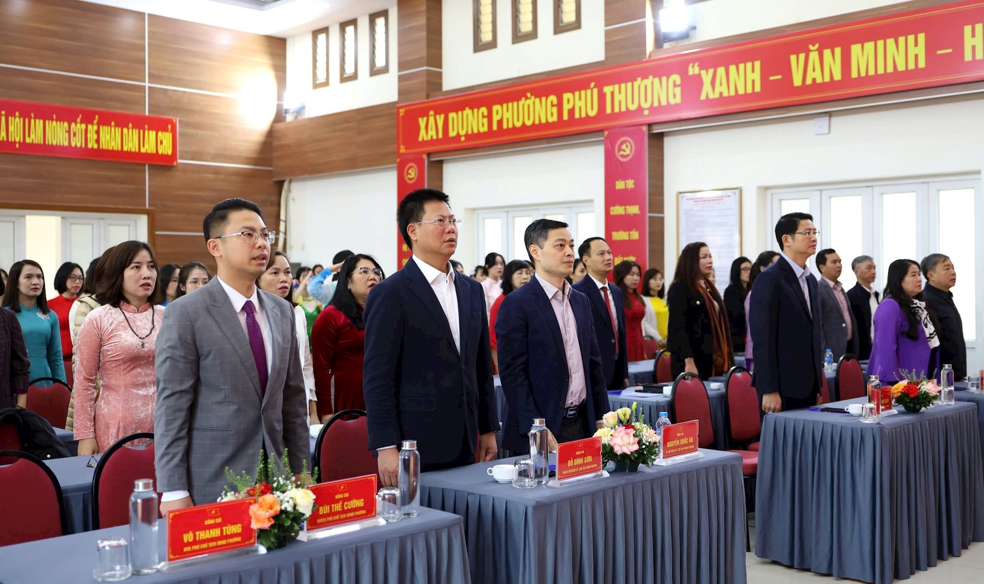 Phu Thuong Ward berömmer avancerade modeller och enastående lärare år 2025 - Foto 1. Phường Phú Thượng tuyên dương các điển hình tiên tiến, nhà giáo tiêu biểu năm 2025- Ảnh 1.