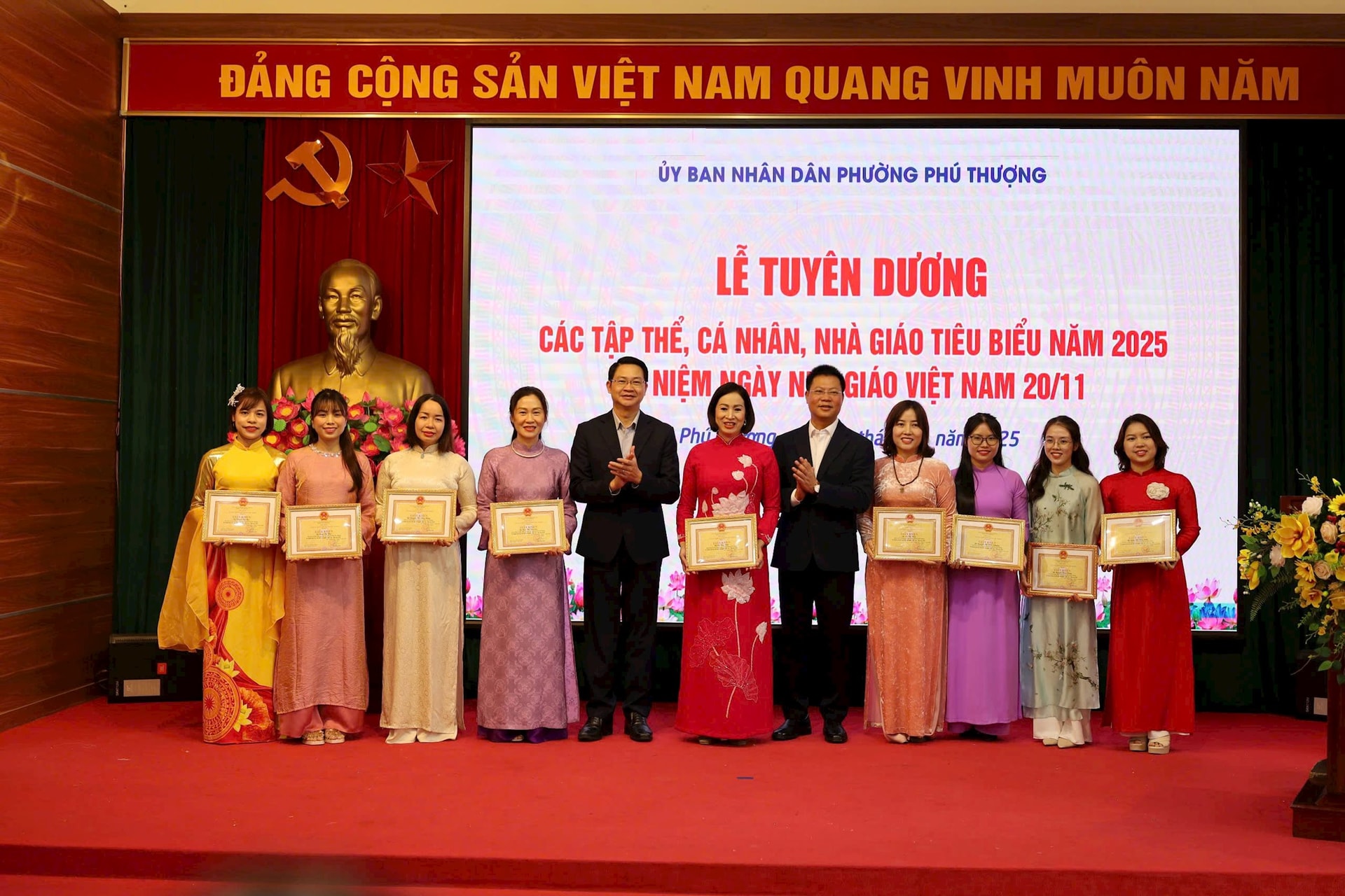 Phu Thuong Ward berömmer avancerade modeller och enastående lärare år 2025 - Foto 5. Phường Phú Thượng tuyên dương các điển hình tiên tiến, nhà giáo tiêu biểu năm 2025- Ảnh 5.