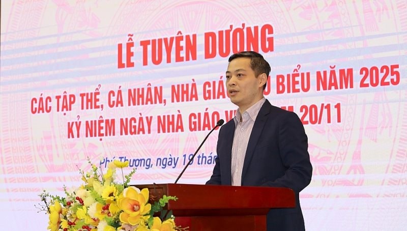 Phu Thuong Ward berömmer avancerade modeller och enastående lärare år 2025 - Foto 3. Phường Phú Thượng tuyên dương các điển hình tiên tiến, nhà giáo tiêu biểu năm 2025- Ảnh 3.