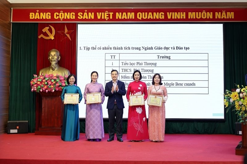 Phu Thuong Ward berömmer avancerade modeller och enastående lärare år 2025 - Foto 4. Phường Phú Thượng tuyên dương các điển hình tiên tiến, nhà giáo tiêu biểu năm 2025- Ảnh 4.