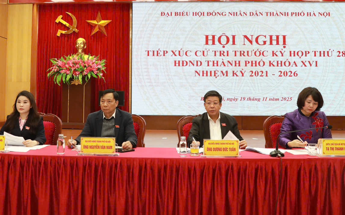 Phó Chủ tịch Thường trực UBND Thành phố Dương Đức Tuấn và các đại biểu Tổ đại biểu số 4 HĐND Thành phố tiếp xúc xử tri 3 phường: Bạch Mai, Hai Bà Trưng, Vĩnh Tuy