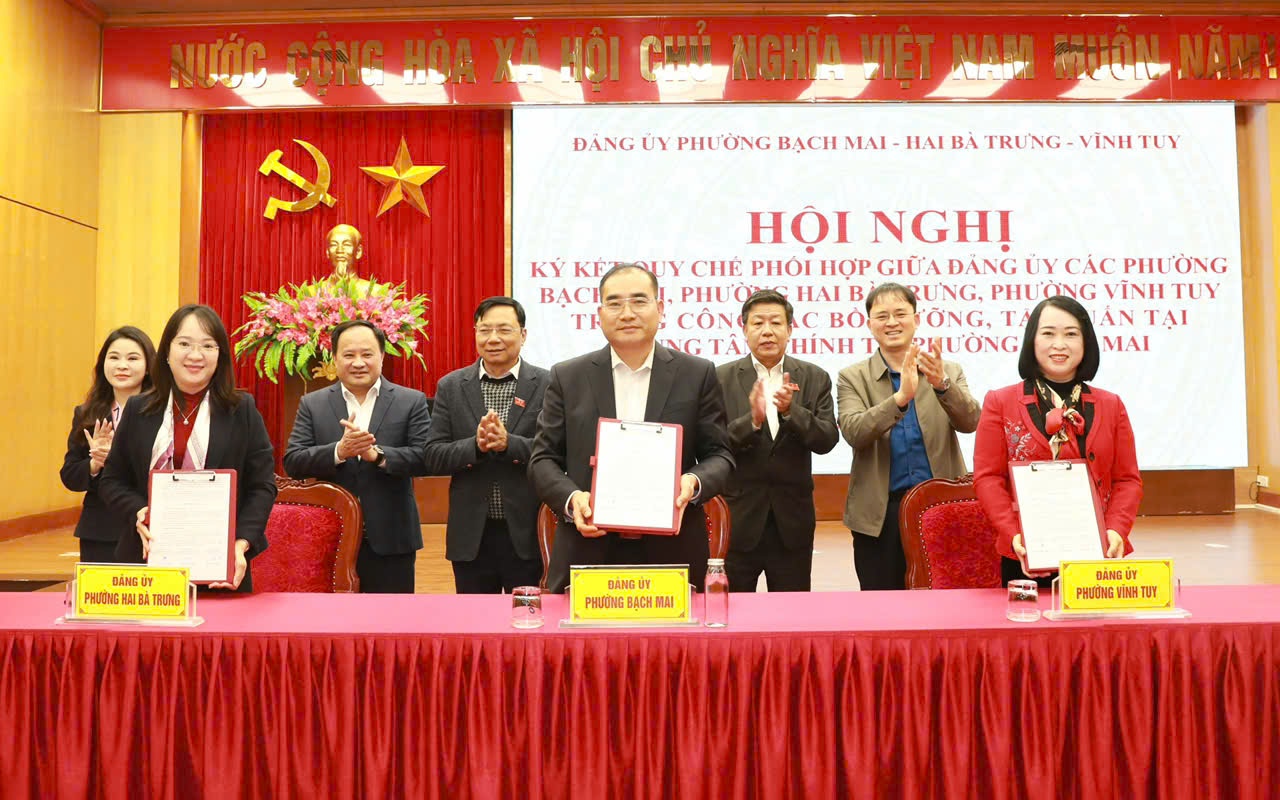 Phó Chủ tịch Thường trực UBND Thành phố Dương Đức Tuấn và lãnh đạo 3 phường chứng kiến Lễ ký kết