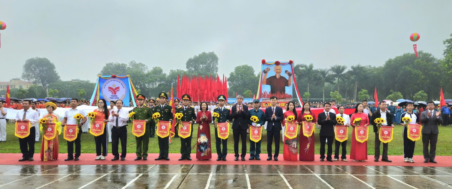 Nästan 3 000 personer deltog i den första Tung Thien Ward Sports Festival - Foto 3. Gần 3.000 người tham gia Đại hội Thể dục thể thao phường Tùng Thiện lần thứ I- Ảnh 3.