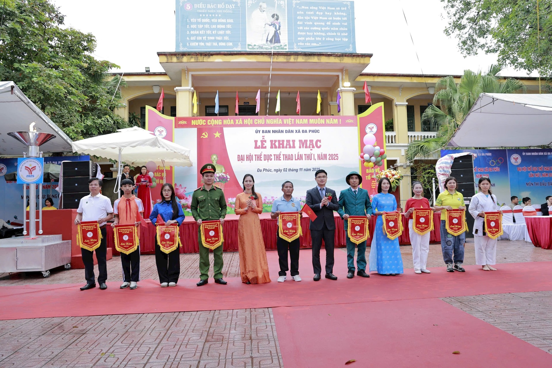Nästan 1 200 personer deltog i den första Da Phuc-kommunens idrottsfestival 2025 - Foto 2. Gần 1.200 người tham gia Đại hội Thể dục thể thao xã Đa Phúc lần thứ I năm 2025- Ảnh 2.