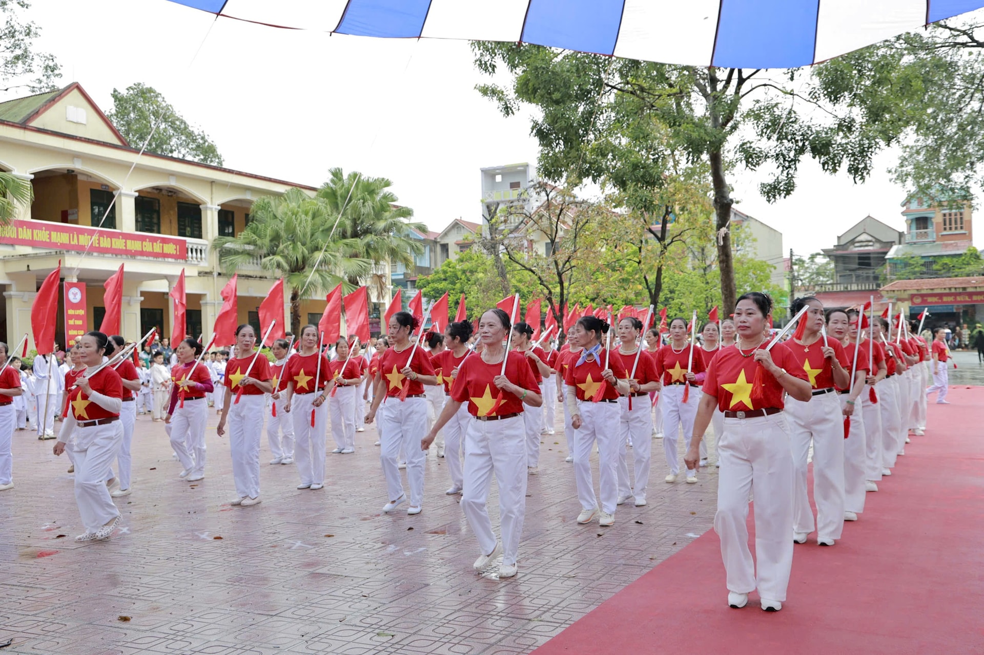 Nästan 1 200 personer deltog i den första Da Phuc-kommunens idrottsfestival 2025 - Foto 3. Gần 1.200 người tham gia Đại hội Thể dục thể thao xã Đa Phúc lần thứ I năm 2025- Ảnh 3.