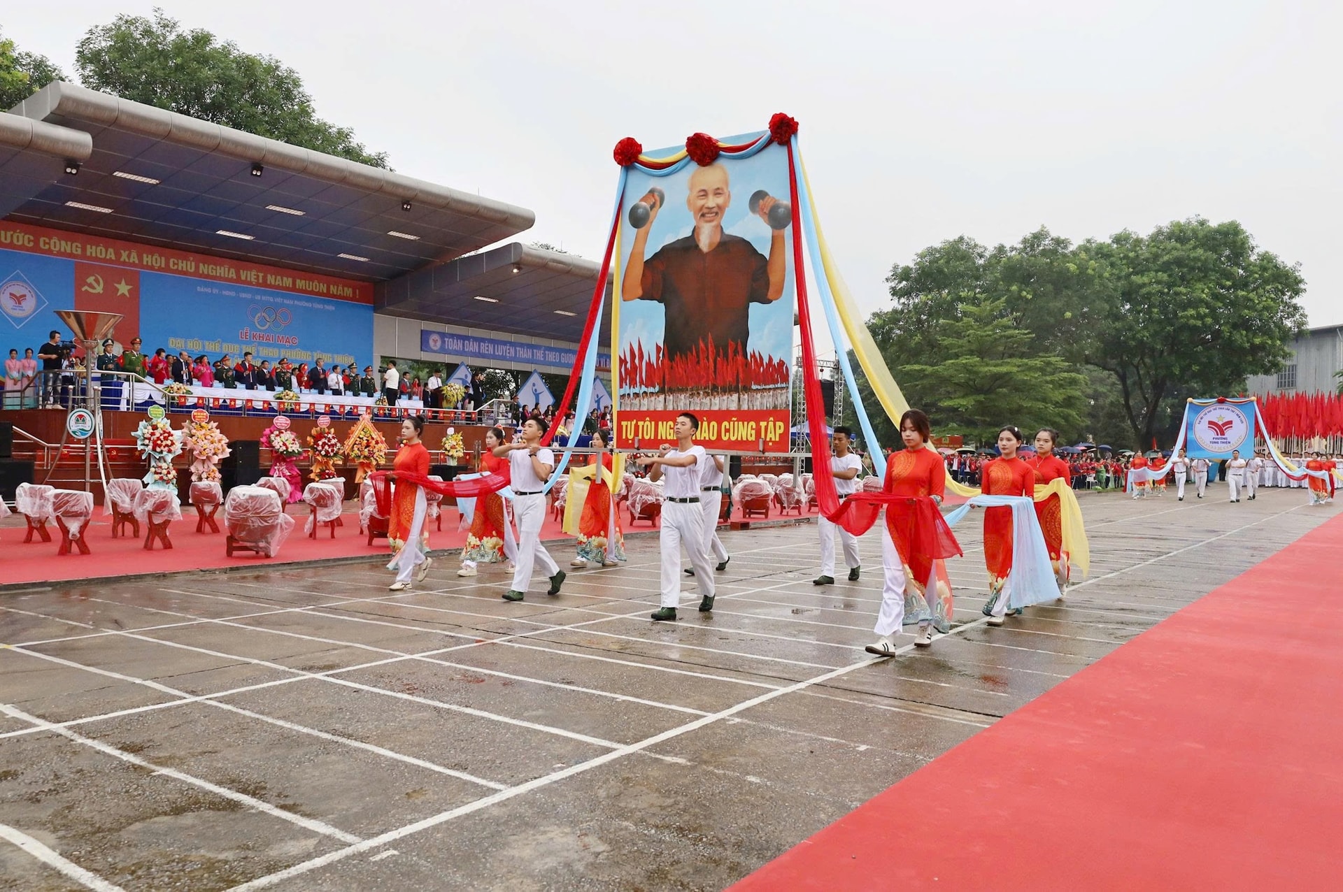 Nästan 3 000 personer deltog i den första Tung Thien Ward Sports Festival - Foto 1. Gần 3.000 người tham gia Đại hội Thể dục thể thao phường Tùng Thiện lần thứ I- Ảnh 1.