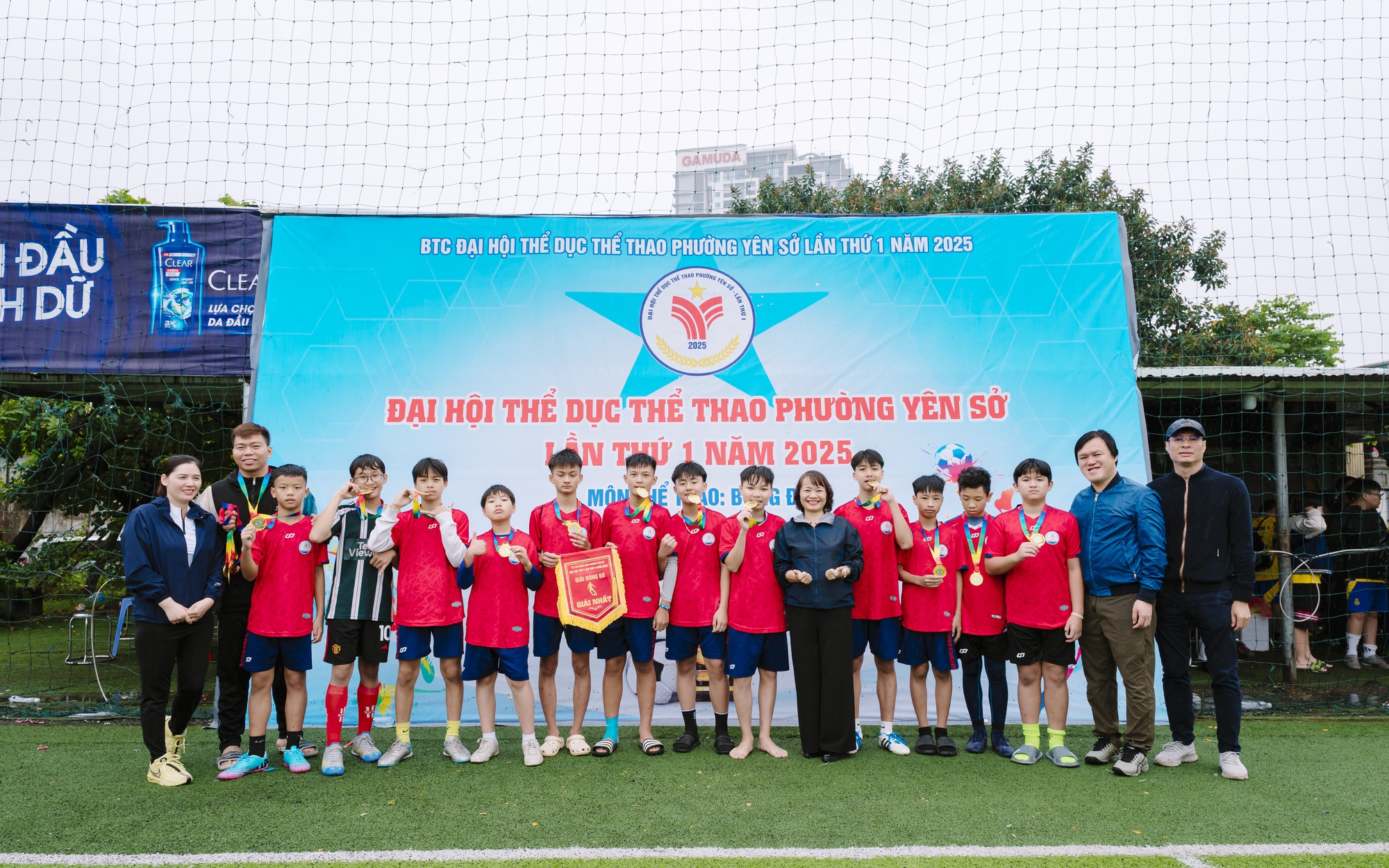 Ledarna för valkretsens folkkommitté delade ut första priset till U13-spelarna på Chu Van An Secondary School. Các đồng chí lãnh đạo UBND phường trao giải Nhất cho các cầu thủ U13 Trường THCS Chu Văn An