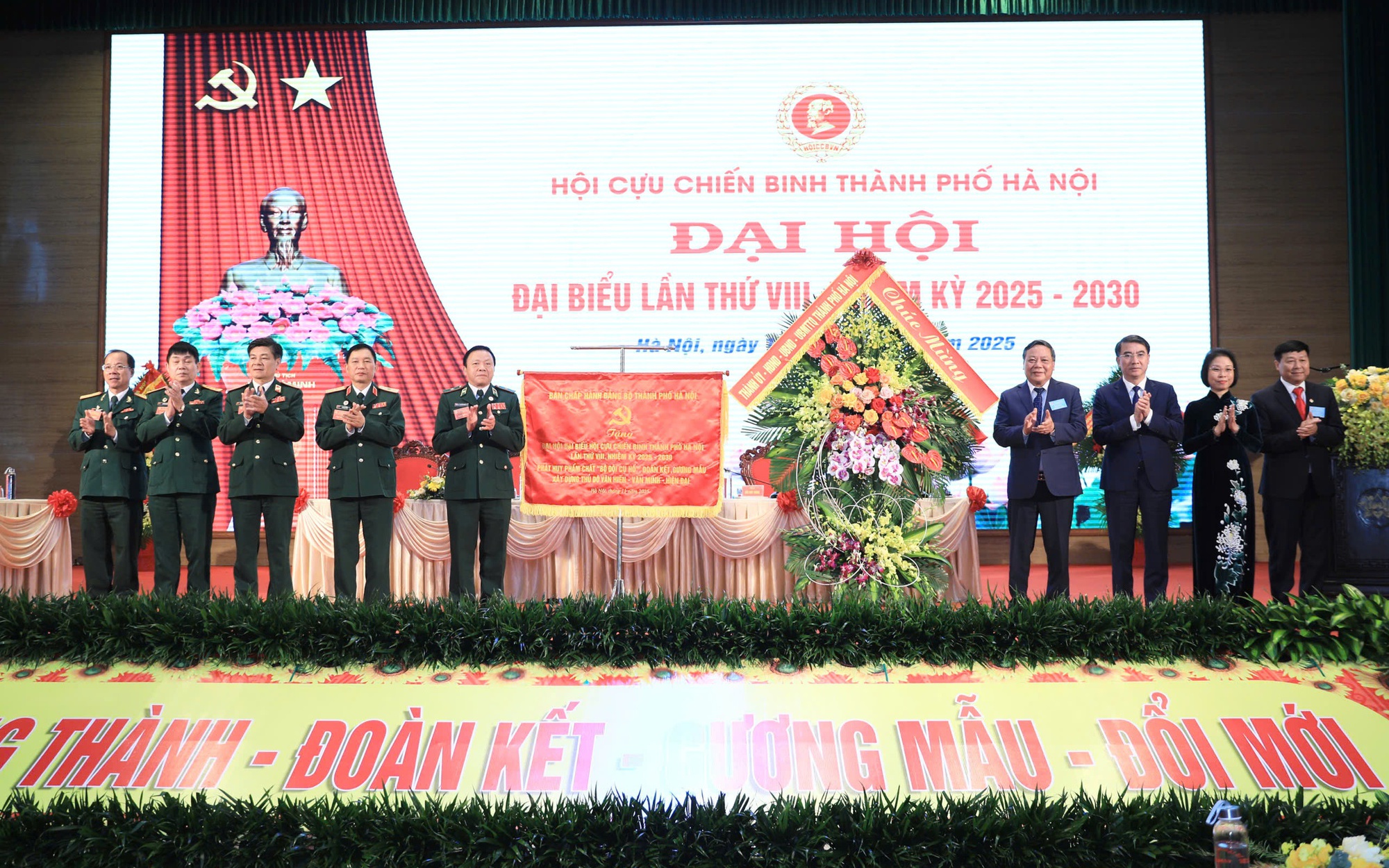 Phó Bí thư Thường trực Thành ủy Nguyễn Văn Phong và các đồng chí lãnh đạo Thành phố tặng lẵng hoa và bức trướng chúc mừng Đại hội.