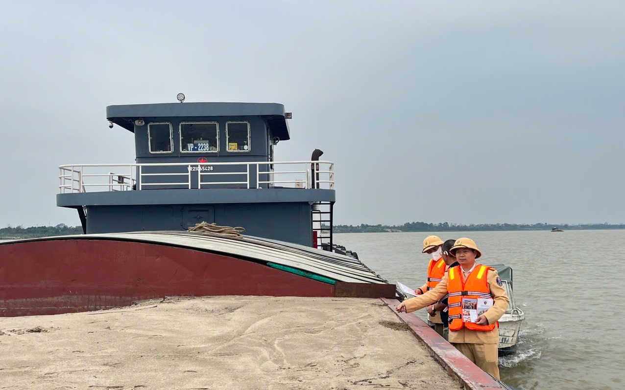 Đội Cảnh sát đường thủy số 1 kiểm tra phương tiện vận chuyển hàng hóa