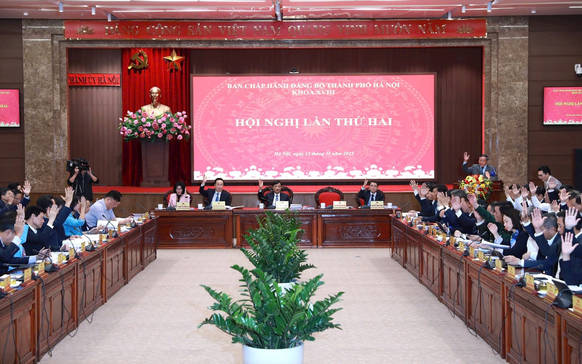 Ban Chấp hành Đảng bộ Thành phố biểu quyết thông qua chương trình Hội nghị.