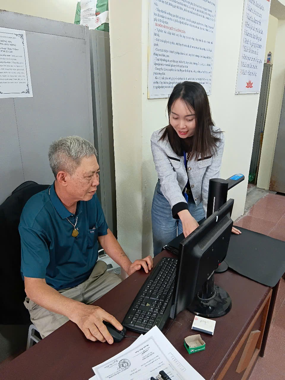 Xã Hồng Sơn “Đồng hành cùng Người cao tuổi thực hiện thủ tục hành chính công”- Ảnh 1.